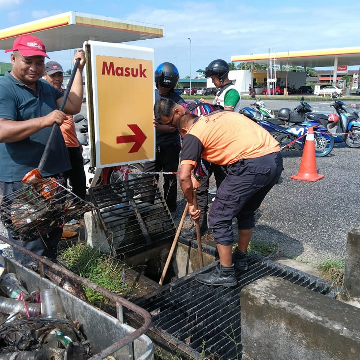  Kerja-kerja kebersihan di main hole Bandar Baru Tok Janggut