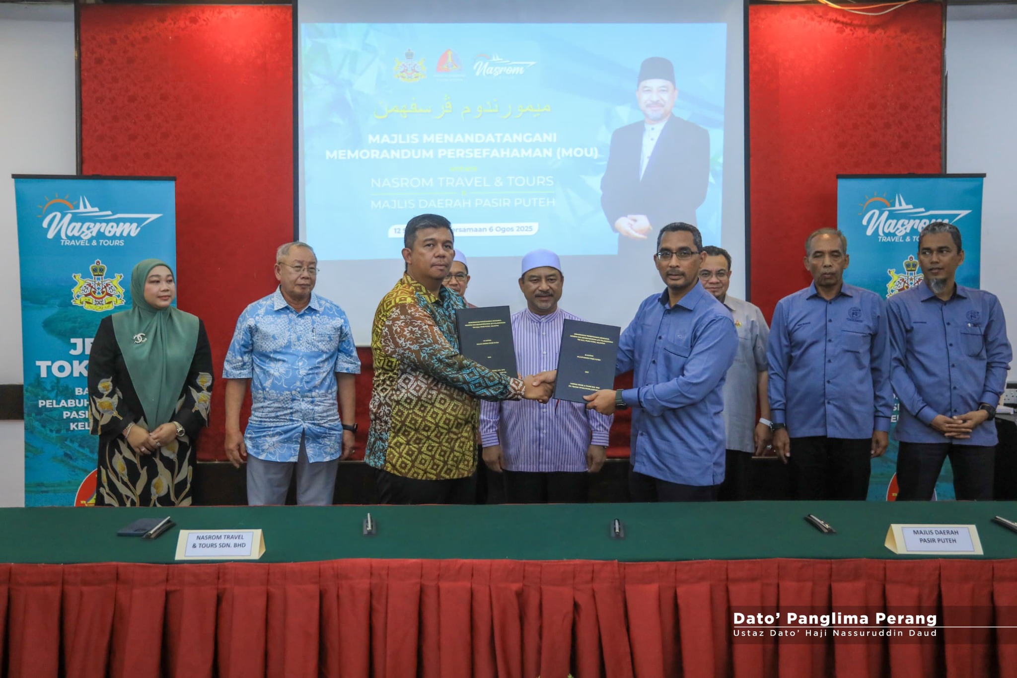 Majlis Menandatangani Memorandum Persefahaman (MoU) bagi projek Jeti Pelancongan Tok Bali, Pasir Puteh antara Majlis Daerah Pasir Puteh dan Nasrom Travel & Tours Sdn. Bhd.