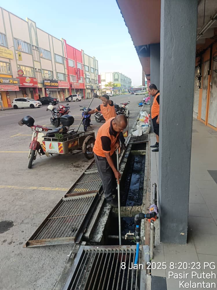 Kerja-kerja Memotong Rumput dan Mencuci Longkang di Bandar Tok Janggut, Pasir Puteh