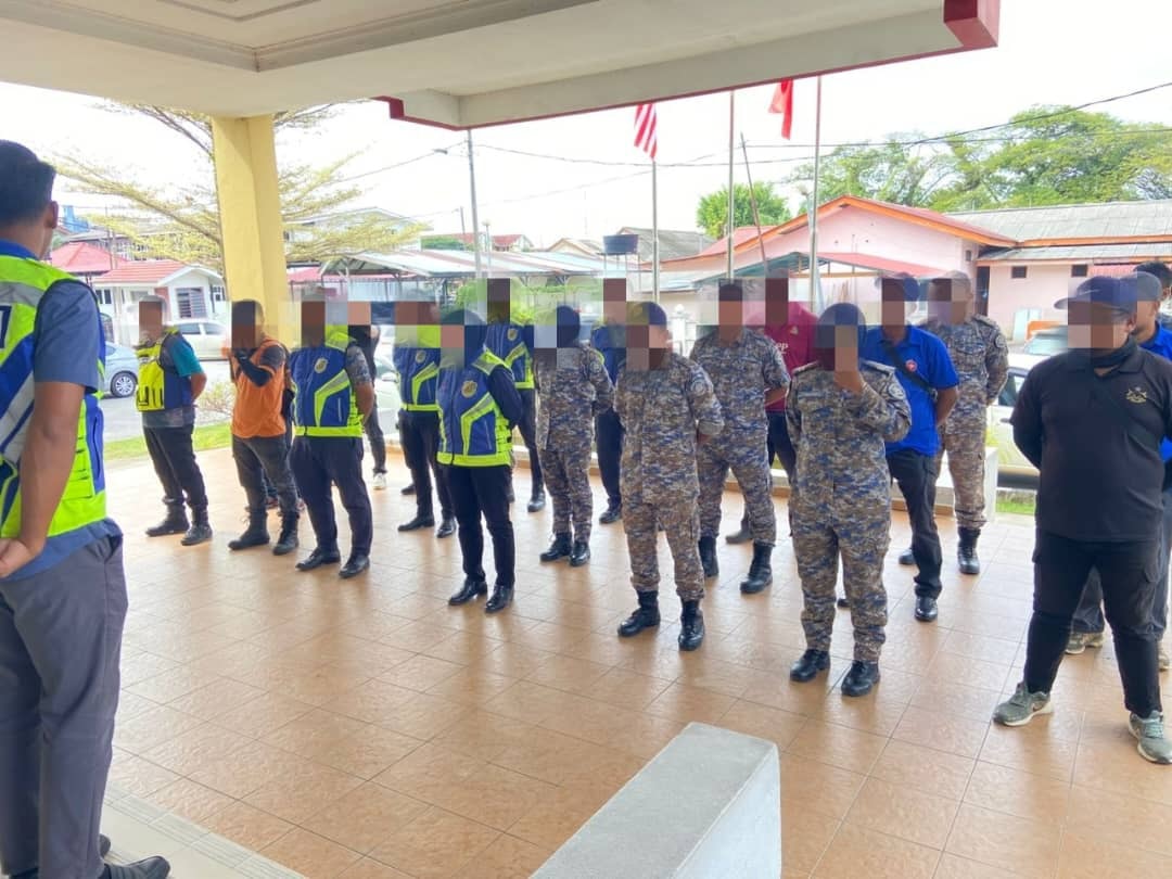 MAJLIS DAERAH PASIR PUTEH MENYITA DUA KEDAI PENJAJA BUAH