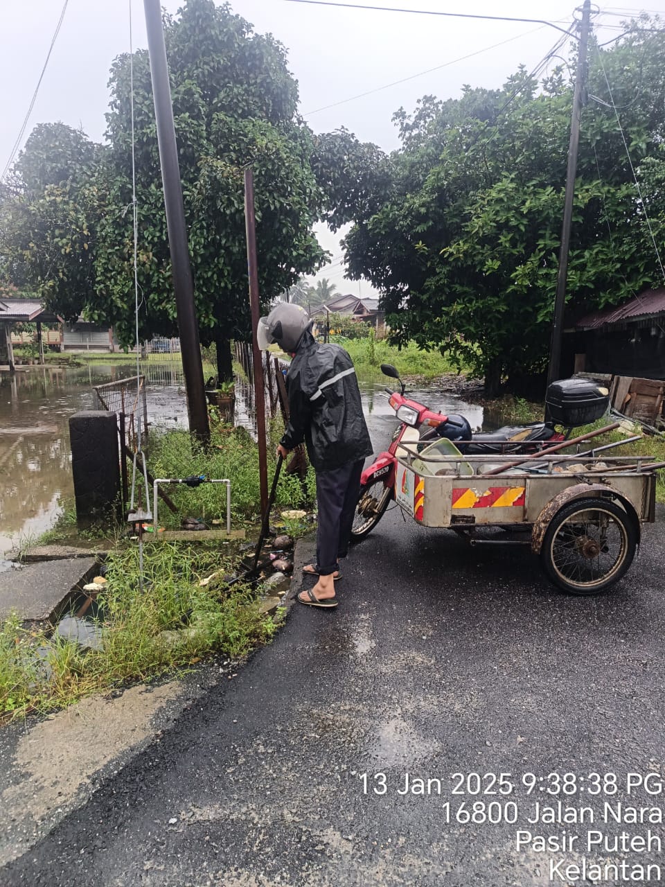 Kerja-Kerja Pembersihan Longkang di Kawasan Cabang Tiga ke SJK (C) Khai Chih, Bandar Pasir Puteh