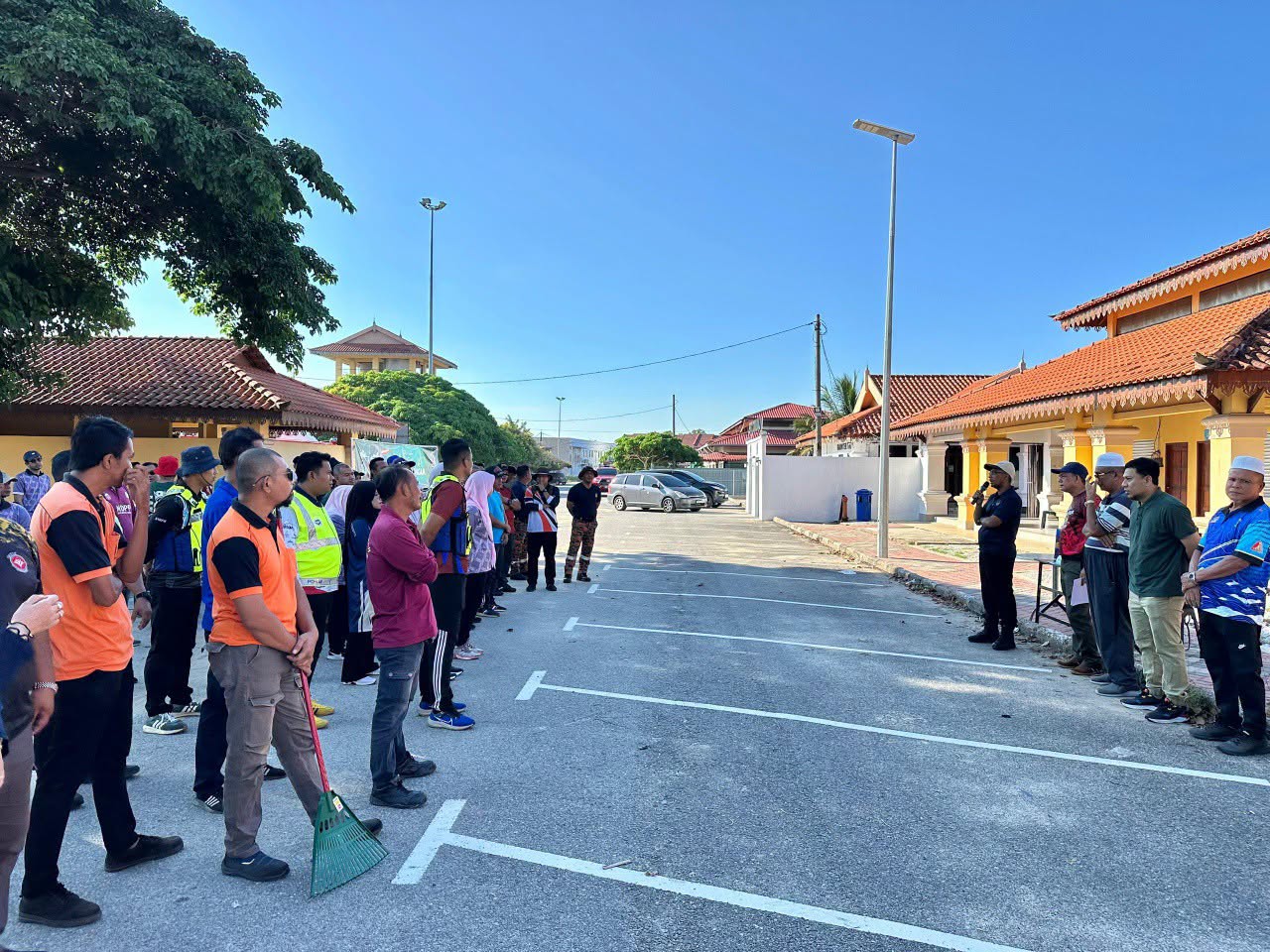 GOTONG-ROYONG PERDANA “PASIR PUTEHKU BERSIH INDAH CERIA SEJAHTERA” SEMERAK, PASIR PUTEH