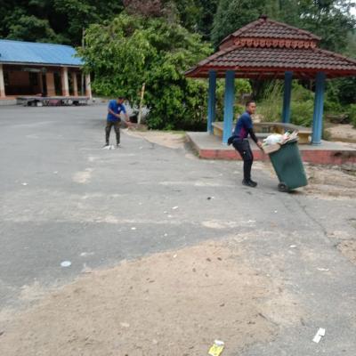 Kerja-kerja membersih kawasan rekreasi Jeram Pasu 